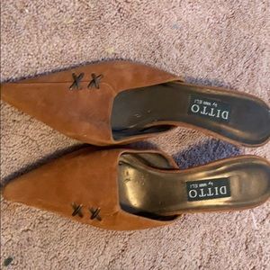 Used lightly small heel dress shoe